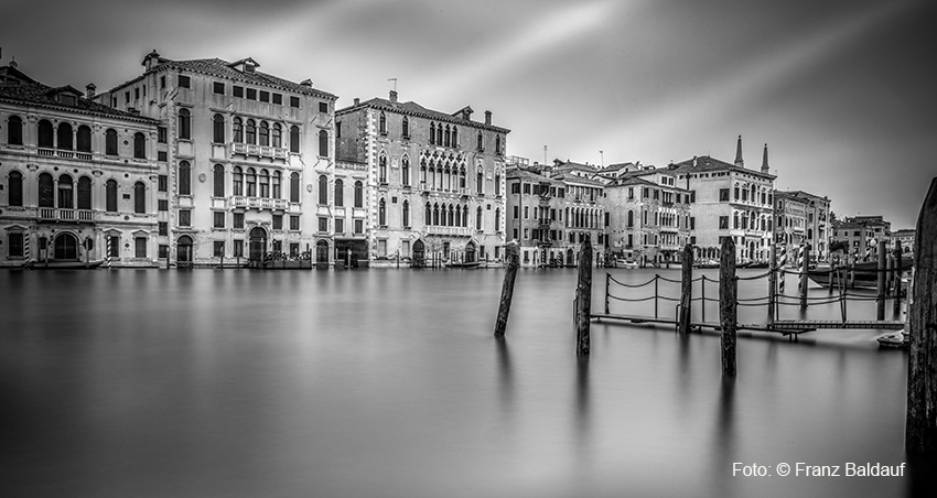 Entschleunigte Fotografie Canal Grande Venedig Italien, Langzeitbelichtung in der Lagunenstadt, Kanal, Wasser, Historische Häuser
