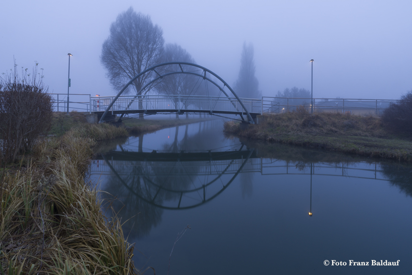 Entschleunigte Fotografie: Die Kunst Innehalten beim fotografieren, Fritz Schneeweis Steg, Fritz Schneeweis Brücke, Brücke 86 Wiener Neustädter Kanal am Triangl , Neubau 2001. Dieses Brückenbauwerk wurde anlässlich der Herstellung des Teilstücks des Radwegs Euro Velo Nr. 9 im Jahr 2001 unter Bürgermeister Traude Dierdorf errichtet.