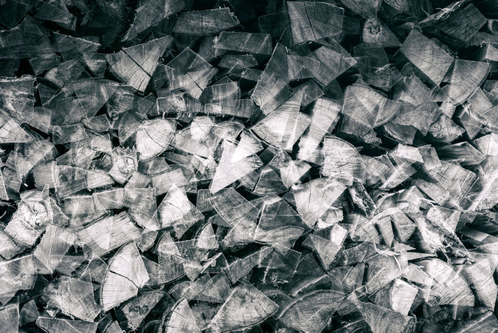Wabi-Sabi Fotografie: Die faszinierende Welt des Sabi-Wabi 4 Bild zeigt einen Holzstoss, es zeigt auch die Vergänglichkeit und doch die Schönheit der Natur in der minimalistischen Fotografie , schwarzweiss Fotografie